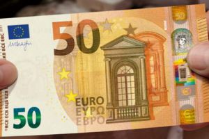 MITĂ. A oferit 50 de euro unor poliţişti din Satu Mare