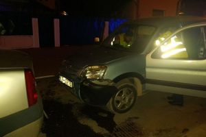 FOTO/ VIDEO: Accident rutier în Alba Iulia: Un tânăr şofer a intrat cu maşina în două autoturisme parcate