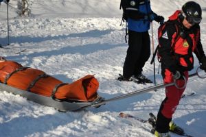 Turist accidentat grav la coloană, pe pârtie în Poiana Braşov, în timpul unei drumeţii