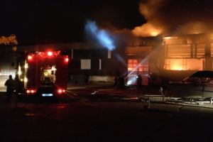 E prapad la Tulcea. Incendiu la societatea de transport public a Primariei. Zeci de pompieri la interventie. Despre societate