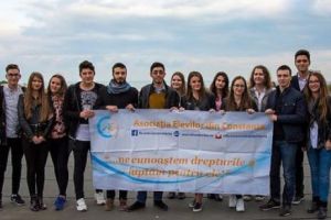  Elevii îl dau în judecată pe ministrul Educaţiei: ”Profesorii de ce au voie cu telefon la ore?”