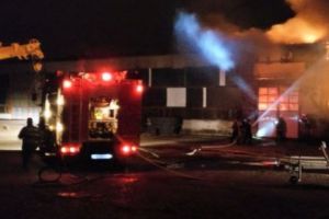 PRĂPĂD LA TULCEA. INCENDIU URIAȘ LA SOCIETATEA DE TRANSPORT LOCAL 