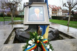 Slujbă de pomenire la Monumentul Eroilor la 40 de zile de la moartea Regelui Mihai