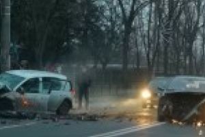 FOTO: Impact violent intre doua autoturisme pe Buzaului