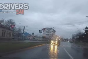 VIDEO. Pe contrasens lângă Liceul Economic: Un şofer a încurcat benzile. Aproape de accident