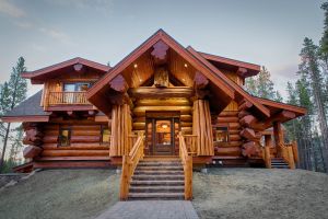 Percheziţii acasa la două persoane din zona Ciucului. Hoţii au ţintit casele de vacanţă