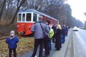 VIDEO – Probleme la prima cursă a noului tramvai între Sibiu şi Răşinari. S-a defectat reţeaua