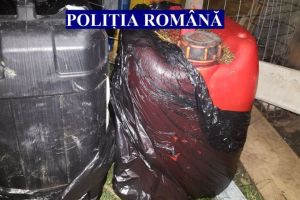 FOTO. Patru persoane din Alba reţinute pentru furt de combustibil, după ce au poliţiştii au găsit 100 de litri de motorină la percheziţii