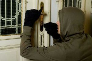 Prins de poliţişti după ce a furat un hidrofor şi o pompă submersibilă dintr-o casă din Nenciuleşti