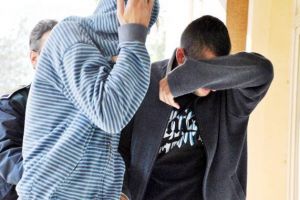 Hoţii lovesc din nou. Au ameninţat o bătrână pentru câteva zeci de lei