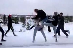 BĂTAIE până la sânge între două grupuri de ultraşi. Cum se termină RĂZBOIUL | VIDEO INCREDIBIL