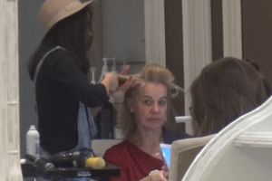 Ambasadoarea Olandei păcăleşte munca: 2 ore la coafor, ore de şuşoteli cu un agent al unui serviciu secret de informaţii. Stella Ronner are un program incredibil într-o zi de lucru!