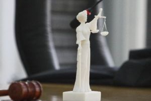 Trei persoane cercetate pentru furt din locuinţă