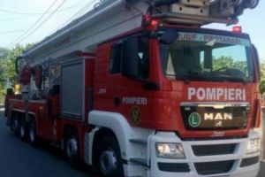 INCENDIU PUTERNIC în CENTRUL Capitalei. Doi oameni, BLOCAȚI pe BALCON