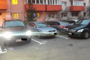 Şoferul blocat în parcarea de altul care îşi rezervase locul: Am greşit, dar ce a făcut celălalt e şi mai grav