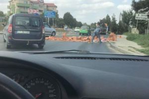 Trafic ingreunat in sensul giratoriu de la iesire de pe Autostrada A4 in Ovidiu. Mai multe caramizi au cazut dintr-un camion