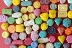 Poliţist Antidrog RĂNIT în timpul unui flagrant la dealeri de MDMA care vindeau în patru judeţe