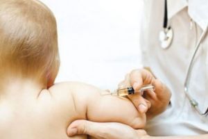 TÂRGOVIȘTE: Medic de familie acuzat că nu a vaccinat sute de copii. Mulţi pacienţi îi iau apărarea