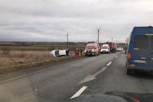 Maşină ieşită în decor pe DN 1, la Mândra (Foto)