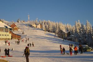 Condiţii foarte bune de schi pe pârtiile de la Straja şi Parâng. Stratul de zăpadă bătătorită, între 25 şi 30 de centimetri