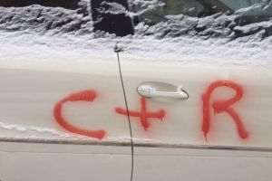 Maşina preşedintei organizaţiei municipale a femeilor PSD Braşov, vandalizată