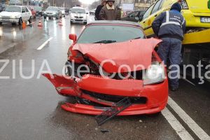Imagini de la eveniment. Constanta. Carambol cu trei masini la Trocadero. Un taxi si o masina sport implicate. Traficul, blocat in zona (galerie foto)