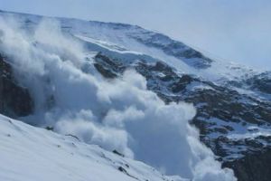AVALANȘĂ în Bucegi! Un bărbat a fost surprins de FURIA ZĂPEZII. Salvamontiştii sunt în ALERTĂ