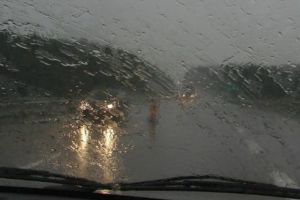 Recomandările poliţiştilor pentru şoferi: conduceţi preventiv pe timp ploios!