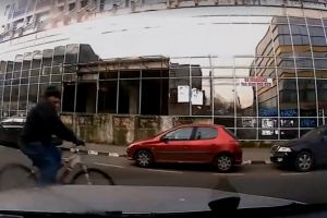 VIDEO Un biciclist imprudent a scăpat miraculos fără să fie accidentat