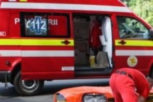 TREI răniţi după ce un MICROBUZ s-a RĂSTURNAT în râpă în drumul spre Păltiniş
