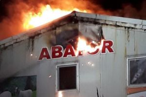 INCENDIU PUTERNIC la un abator. Există RISC DE EXPLOZIE. Autorităţile intervin ÎN FORȚĂ