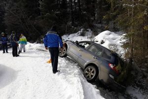 FOTO, VIDEO. O maşină care a alunecat în şanţ, în drum spre Domeniul Schiabil Șureanu, recuperată de jandarmii montani