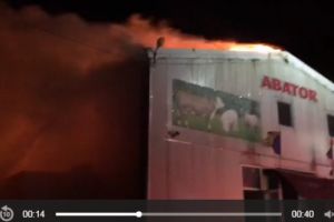 INCENDIU violent la un abator din Târgşorul Vechi. In apropiere se afla rezervoare cu motorina si GPL