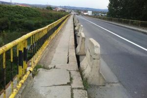 VIDEO. Podul peste râul Arieş, la ieşire din Turda spre Alba, are structura structura de rezistenţă afectată. Digi24: Trecătorii îşi riscă viaţa