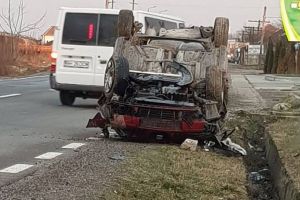 Accident pe DN 76, în Beiuş: Un bărbat e în stare gravă după ce s-a răsturnat cu maşina, din cauza vitezei