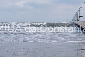 Valuri uriase la Mamaia. Pasarela pietonala abia se vede din apa