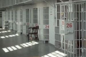 ÎN SPATELE GRATIILOR! Gardienii  ţinta unor atacuri grave sau ameninţaţi cu moartea