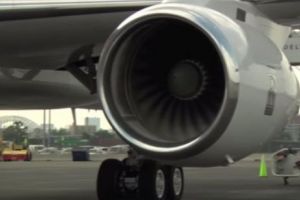 IMAGINI DRAMATICE. Un avion a ieşit de pe pistă şi riscă să ALUNECE ÎN MAREA NEAGRĂ