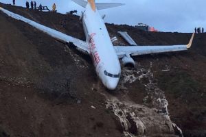 Un avion a ajuns în noroi pe un aeroport din Turcia şi risca să alunece în Marea Neagră