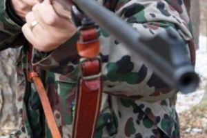 REVOLTĂTOR. Un bărbat şi-a împuşcat MORTAL colegul de vânătoare, din GREȘEALĂ
