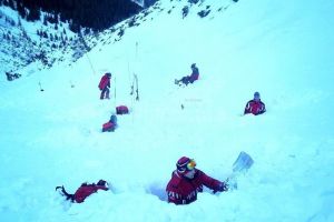 Salvamontişti din mai multe judeţe continuă căutările alpinistului dispărut în avalanşa ...