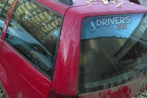 FOTO. Clujenii s-au răzbunat pe un sătmărean. I-au pus gunoaiele pe maşină