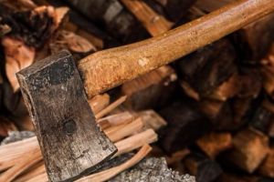 ȘOCANT! Soţul gelos i-a tăiat mâinile nevestei CU TOPORUL. Momentele cumplite prin care a trecut o femeie