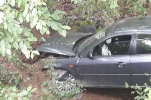 O masina a cazut in râpã, la Valea Doftanei, langa barajul Paltinu