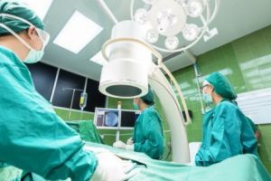 Și-a lăsat PACIENȚII pentru a FACE AMOR în PARCARE. Asistenta medicală de 69 de ani, prinsă cu AMANTUL în MAȘINĂ 