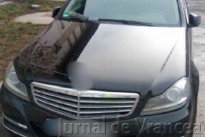 FOTO: Mercedes furat din Germania, identificat în trafic la Adjud