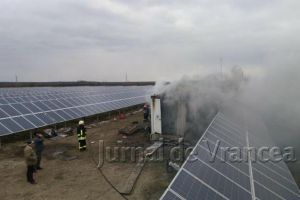 FOTO: Incendiu în parcul fotovoltaic de la Sihlea