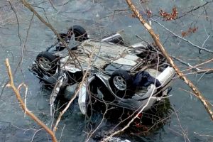 Hunedoara. Accident rutier cumplit pe DN 66A. Doi barbati au murit dupa ce masina in care se aflau a cazut in raul Jiu