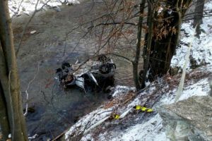 Accident cumplit, la Câmpu lui Neag. O maşină a căzut în râu. Doi bărbaţi au murit şi o femeie a fost grav rănită