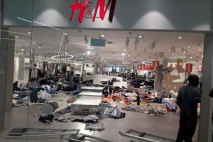 VIDEO. Magazine H&M, devastate de localnici furioşi